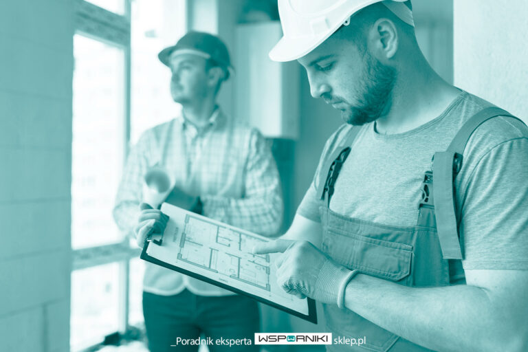 Pracownik budowlany zastanawiający się jak wybrać odpowiedni wspornik klimatyzacji