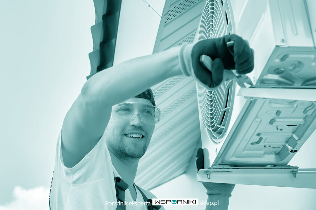 Uchwyt do klimatyzacji - montaż wspornika składanego przez montera urządzeń HVACR