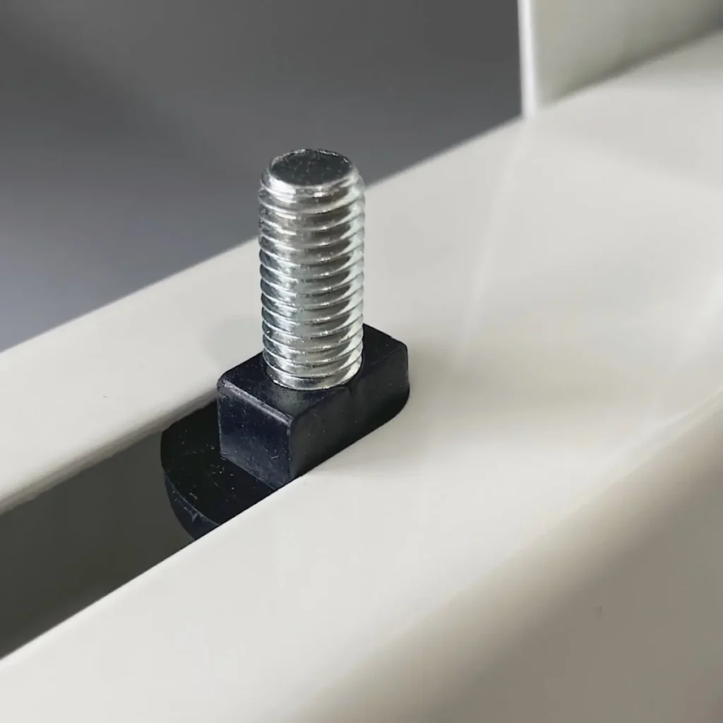 Montaż podkładki antywibracyjnej do wspornika klimatyzatora