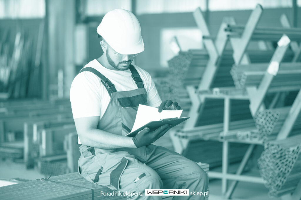 Monter robiący przygotowania techniczne do montażu wspornika klimatyzacji