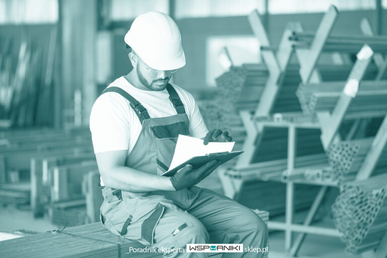 Monter robiący przygotowania techniczne do montażu wspornika klimatyzacji