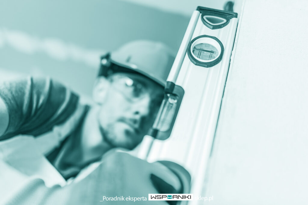 wypoziomowanie wsporników klimatyzacji