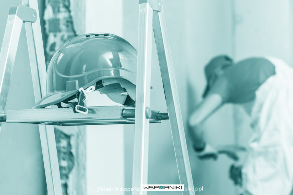 Instalator sprawdza miejsce montażu wspornika klimatyzacji - montaż klimatyzacji jednostki wewnętrznej i zewnętrznej