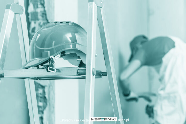 Instalator sprawdza miejsce montażu wspornika klimatyzacji - montaż klimatyzacji jednostki wewnętrznej i zewnętrznej